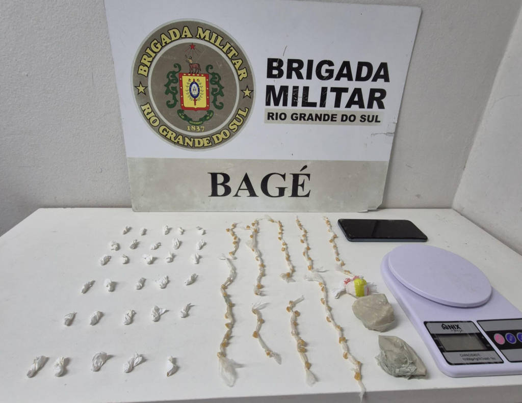 Mulher é presa por tráfico de drogas em residencial