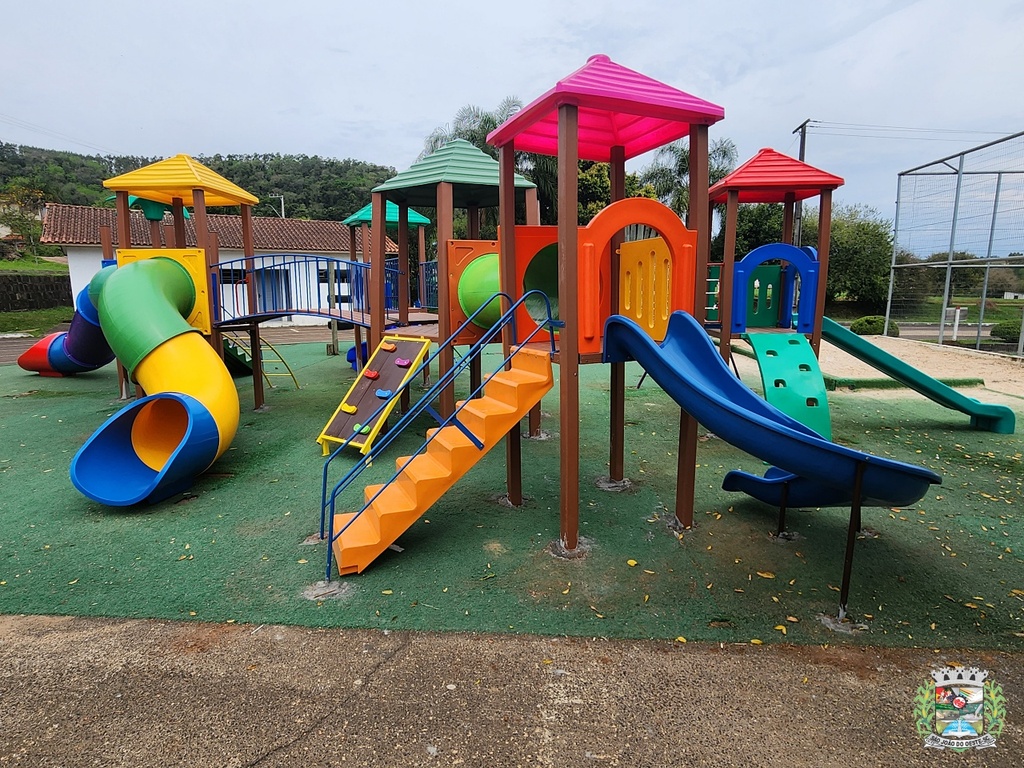 Parque Poliesportivo recebe novos brinquedos para o parquinho infantil
