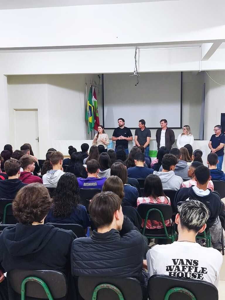 Parlamento Jovem é lançado em Rodeio e mobiliza estudantes para eleições em outubro