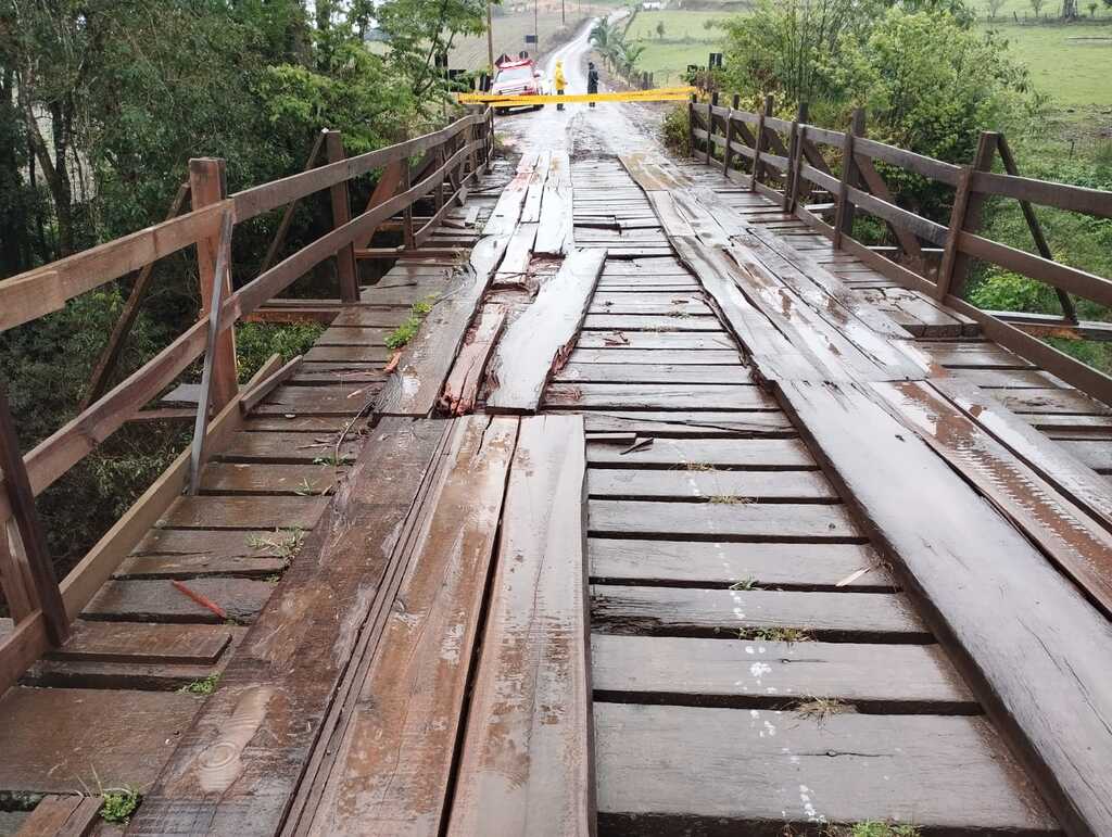 Corpo de Bombeiros interdita ponte na SC-283 em Linha Chapéu