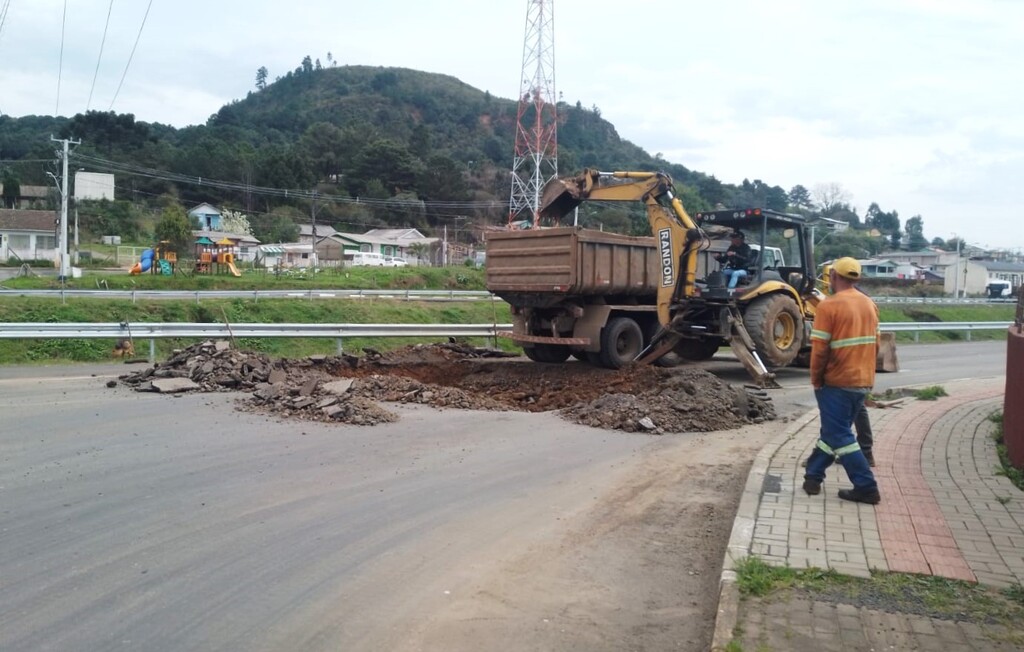 Prefeitura exige reparo em pavimentação defeituosa na Carahá