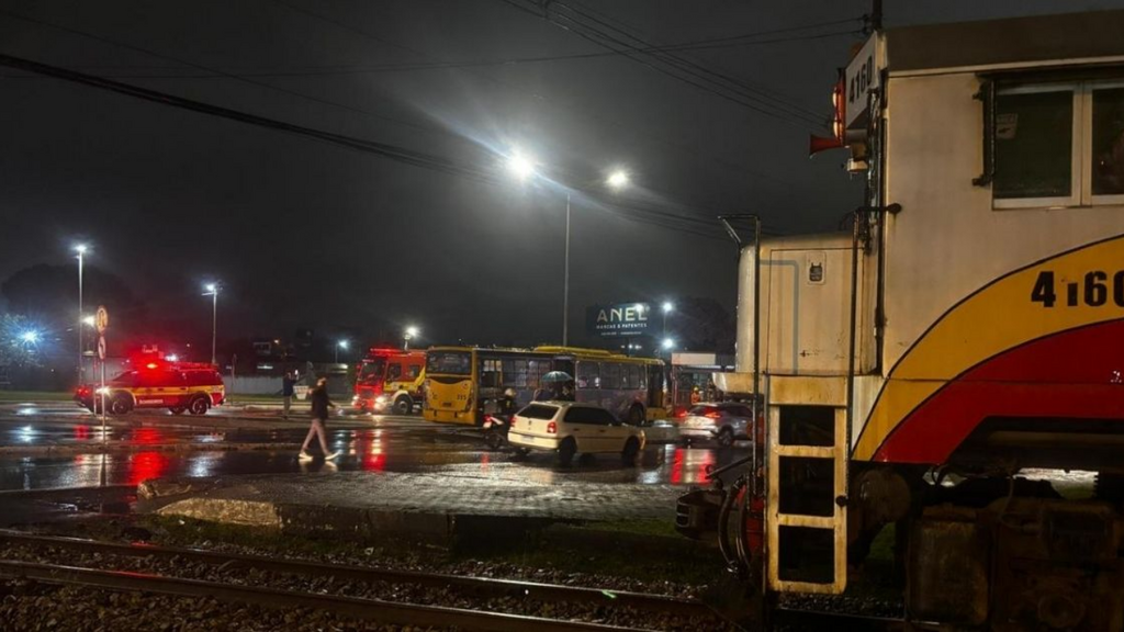 Imagem divulgação Corpo de Bombeiros - Colisão entre ônibus e trem deixa quatro passageiros feridos