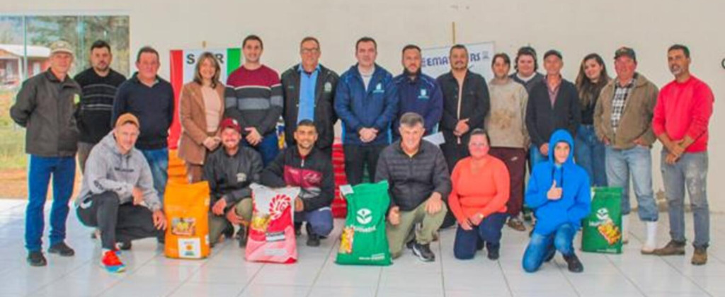 PRODUTORES RURAIS DO MUNICÍPIO DE MORRINHOS DO SUL RECEBEM SEMENTES DO PROGRAMA MILHO 100%