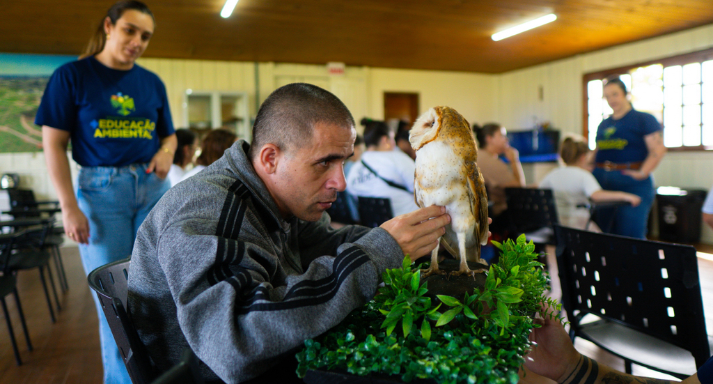 Pessoas com deficiência visual recebem educação ambiental com inclusão no Parque
