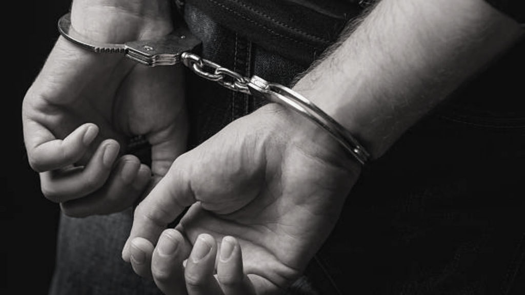 Imagem iStock - Homem é preso após agredir companheira com mordida no pescoço durante festa em Imbituba