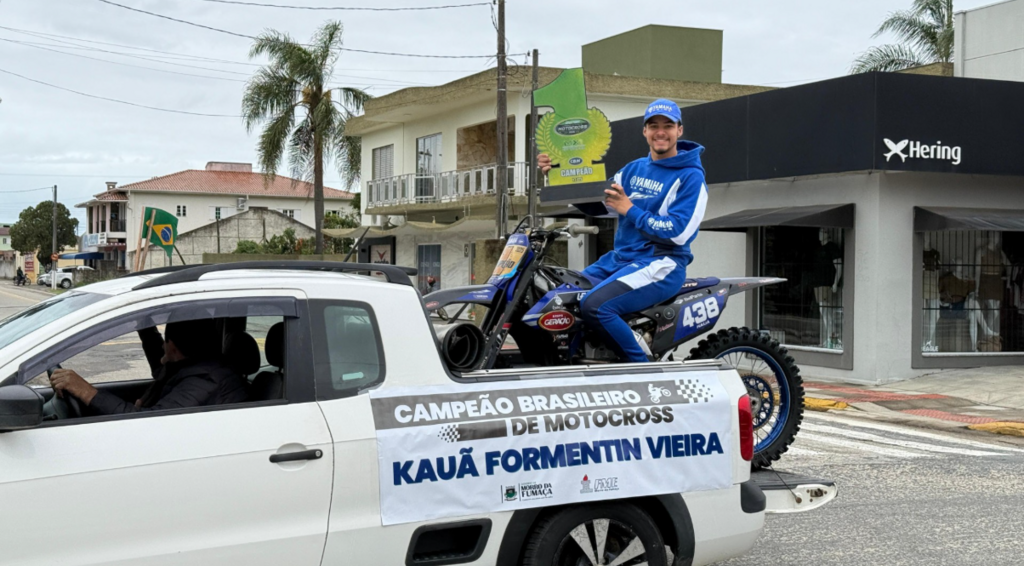 Fumacense campeão nacional de motocross é recebido com carreata em Morro da Fumaça