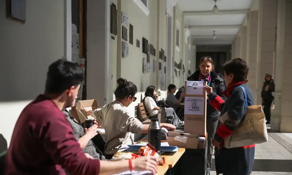 Oposição vence eleições legislativas em Buenos Aires e ameaça Milei