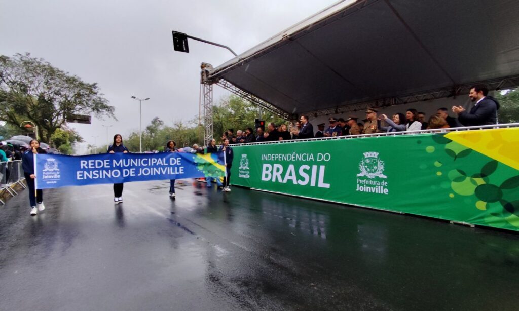 Joinville reúne 8 mil pessoas em desfile cívico-militar do 7 de Setembro