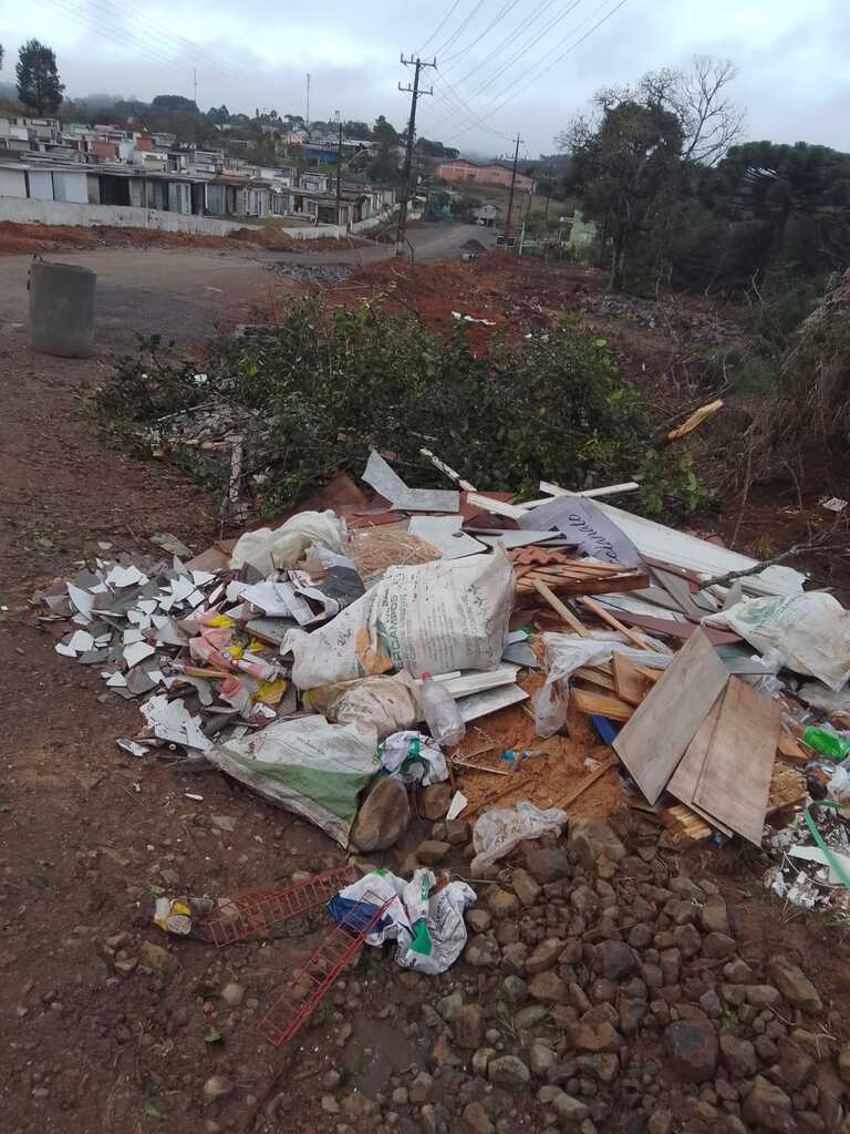 Descarte de lixo em local inapropriado em Anita Garibaldi