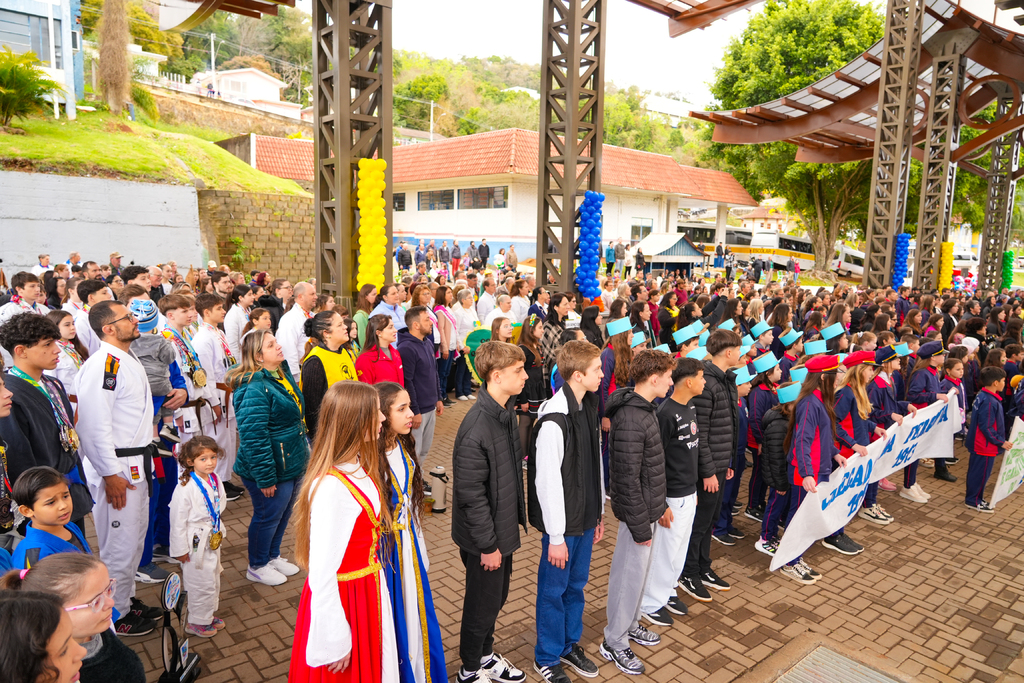 DESFILE CÍVICO ENCANTA A COMUNIDADE EM PIRATUBA