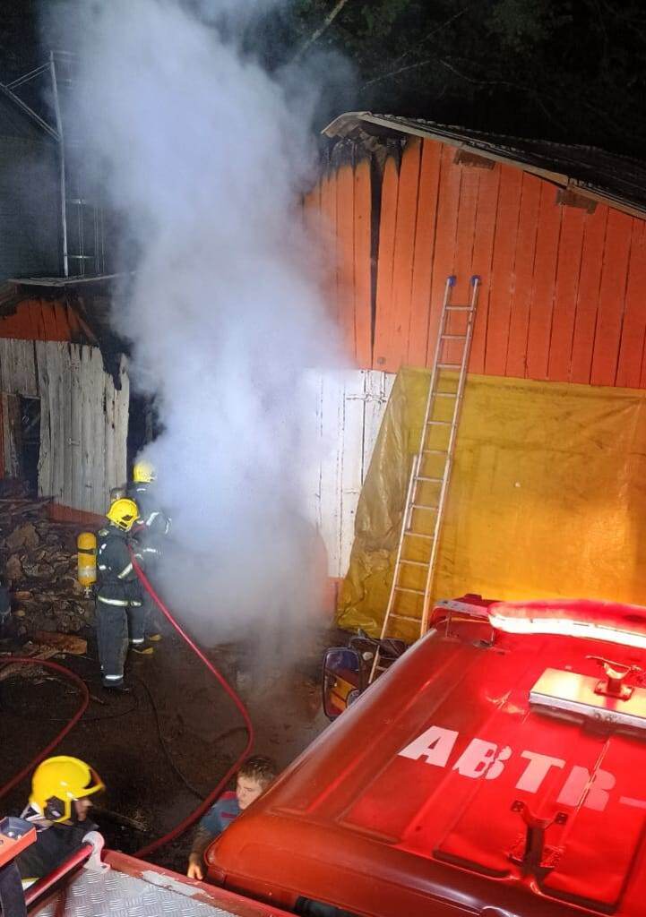 Incêndio em aviário mobiliza bombeiros durante a madrugada
