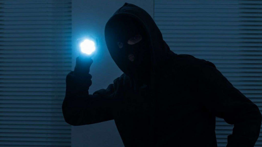 Furto em comércio no Centro de Imbituba causa prejuízo para proprietária; criminosos chegaram a usar o banheiro do local