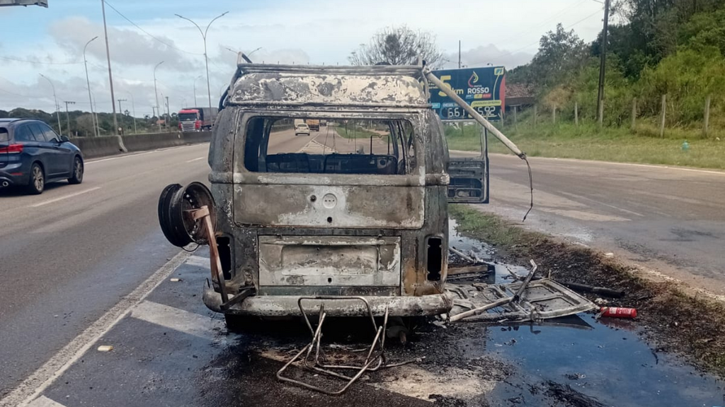 Kombi é destruída por incêndio às margens da BR-101 em Imbituba