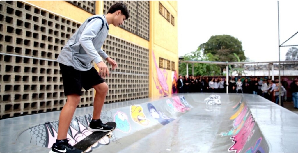 Estudantes realizam sonho e escola ganha pista de skate em Joinville