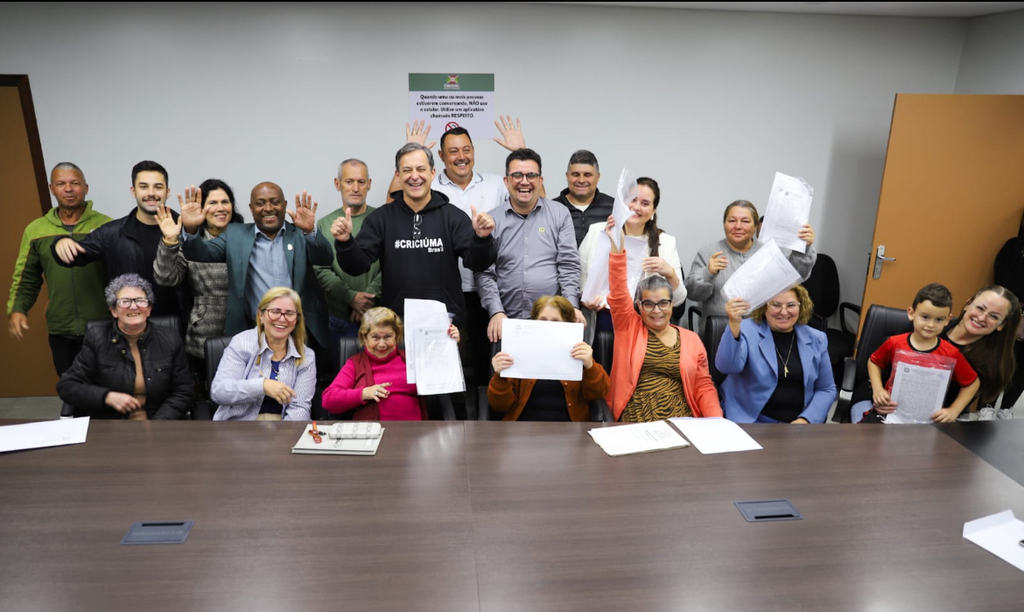 Governo de Criciúma entrega matrículas da Cohab a famílias de três bairros
