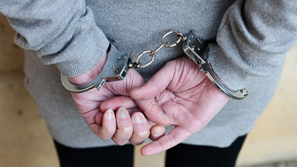 Imagem iStock - Mulher é presa por tráfico de drogas no Centro de Imaruí