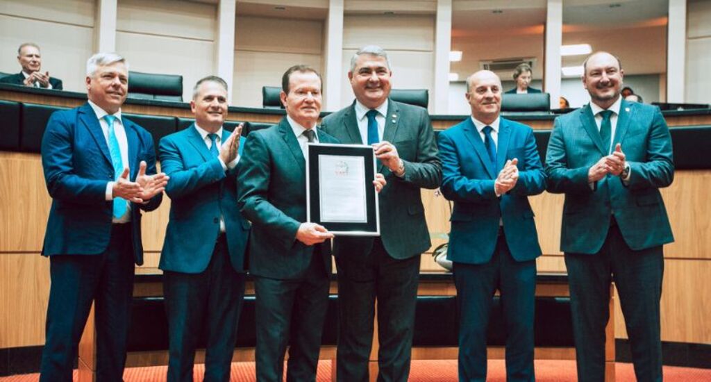 Arno Pandolfo recebe homenagem pela Fecoagro na Alesc