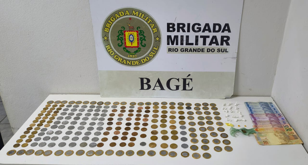 Traficante mente identidade, mas é preso com drogas e dinheiro