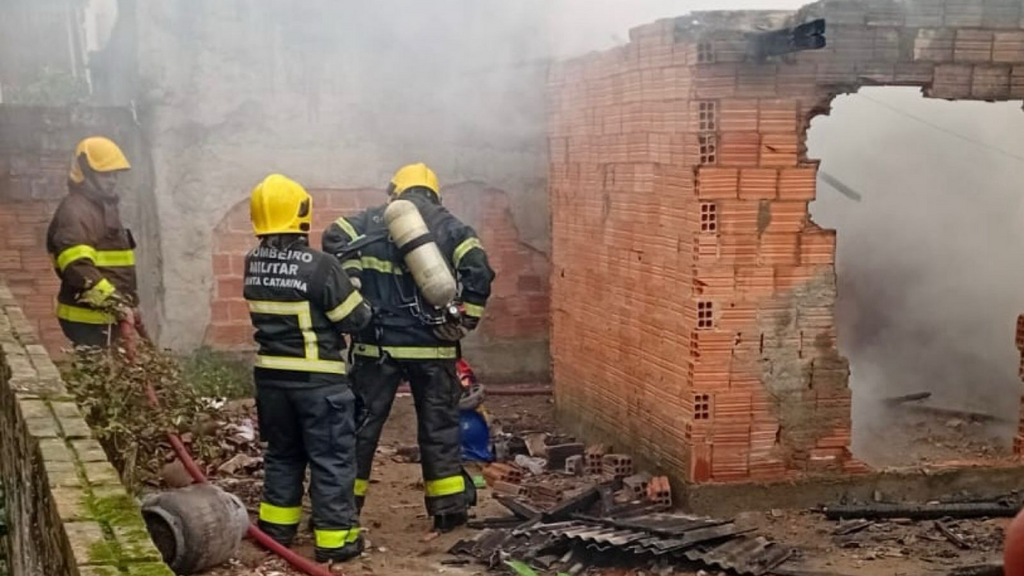 Família perde tudo em incêndio e precisa de ajuda em Imbituba