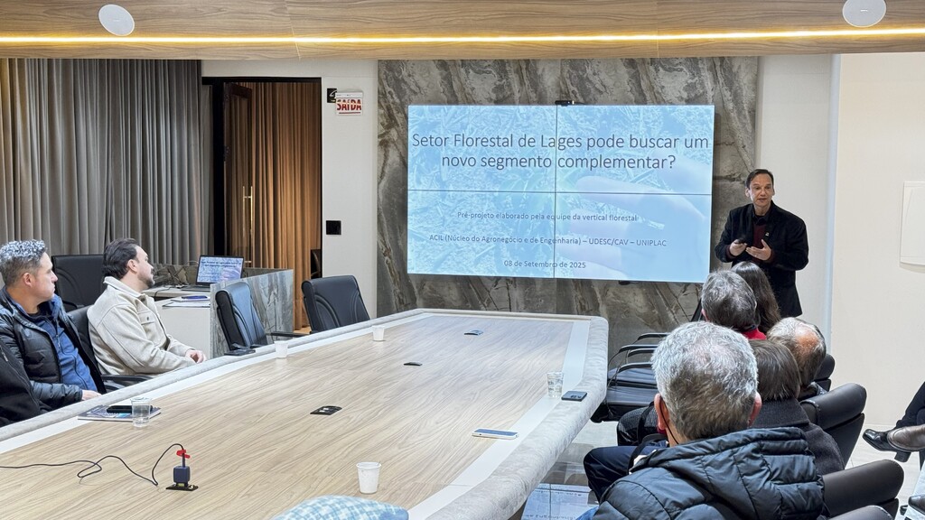Professor da UDESC apresenta pré-projeto para o setor florestal