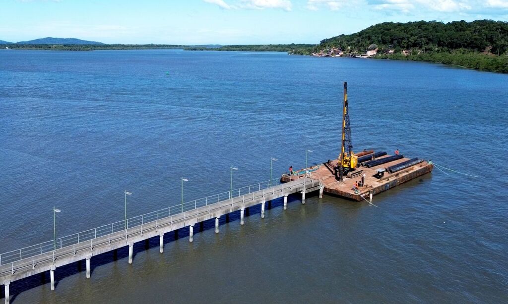 Estaqueamento para instalação do novo Cais Flutuante do Espinheiros tem início em Joinville