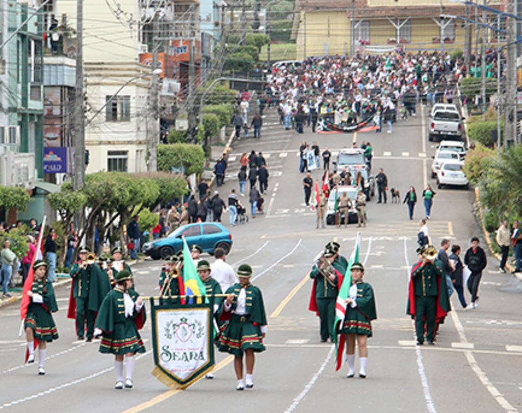 Domingo de avenida lotada para o desfile