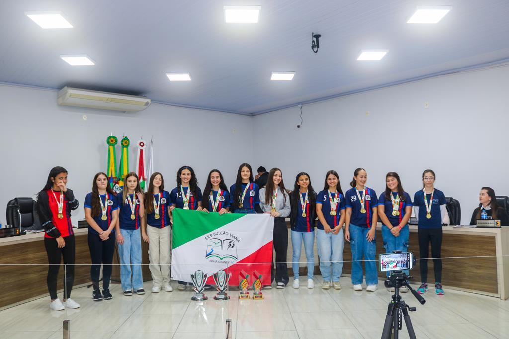 CÂMARA DE VEREADORES DE PRAIA GRANDE HOMENAGEIA COM MOÇÃO  DE APLAUSO AS EQUIPES CAMPEÃS DA EEB BULCÃO VIANA