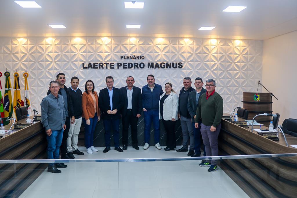 DEPUTADO RODRIGO MINOTTO USA A TRIBUNA E DESTACA AS MELHORIAS QUE VEM TRAZENDO PARA O MUNICÍPIO DE SÃO JOÃO DO SUL