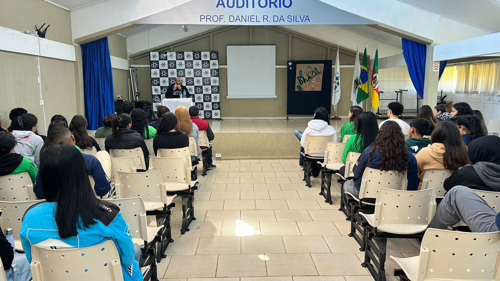 Secretaria da Mulher leva diálogo sobre saúde mental a estudantes