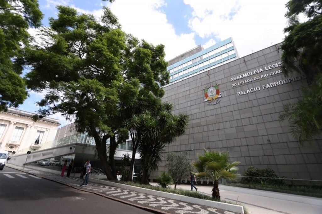 PL que cria 14º salário para professores é protocolado na AL