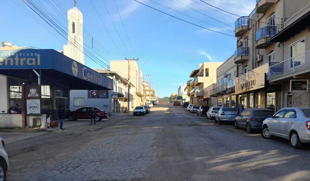 Inicia a colocação da pavimentação asfáltica na rua Frei Rogério em Anita Garibaldi