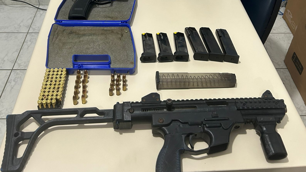 Homem é preso com submetralhadora artesanal e pistola em Imbituba