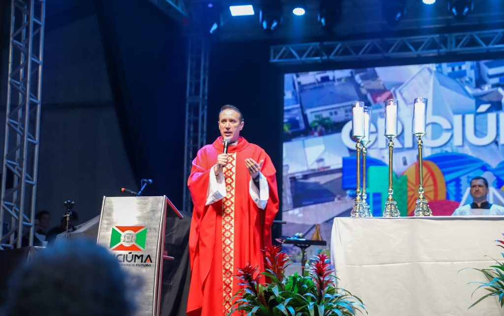 Centenário de Criciúma: show com padre Fábio de Melo reúne milhares de pessoas no Parque das Nações