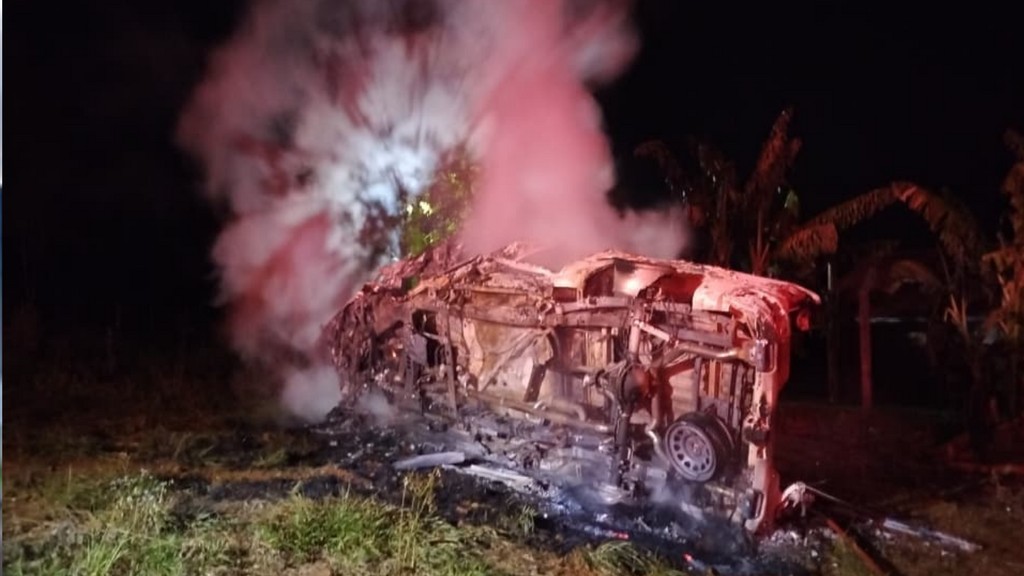 Carro capota e pega fogo em Flor do Sertão