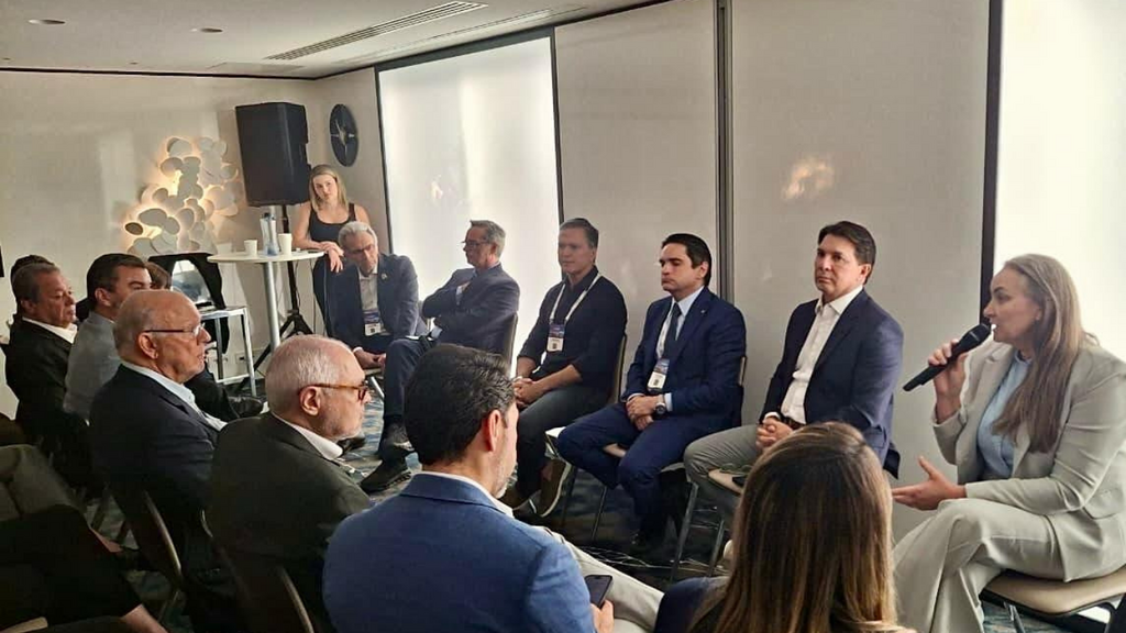 Daniela Reinehr faz balanço positivo de sua participação em missão oficial na França