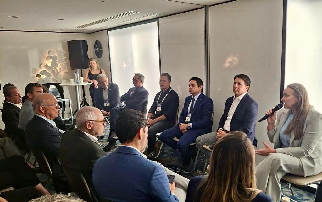 Daniela Reinehr faz balanço positivo de sua participação em missão oficial na França