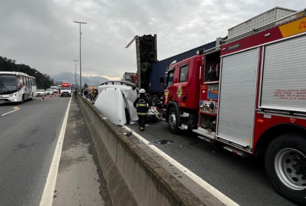 Grave engavetamento na BR-470 em Indaial deixa seis feridos e bloqueia trânsito