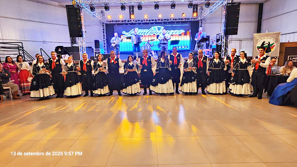 OFICINA DE DANÇA GAÚCHA DA 3ª IDADE SE APRESENTA EM CAPINZAL