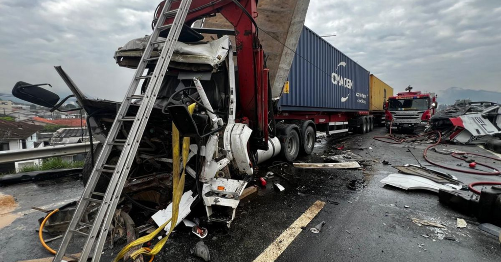 Grave engavetamento na BR-470 em Indaial deixa quatro vítimas em estado grave
