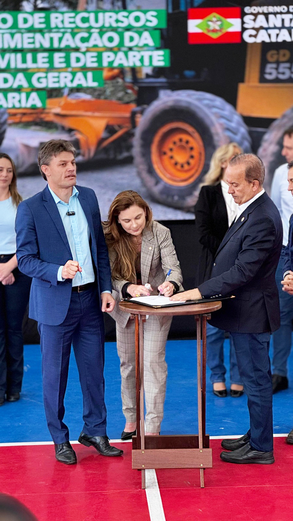 Deputada Paulinha prestigia inauguração da quadra poliesportiva da EEB Leopoldo Koprowski em Benedito Novo