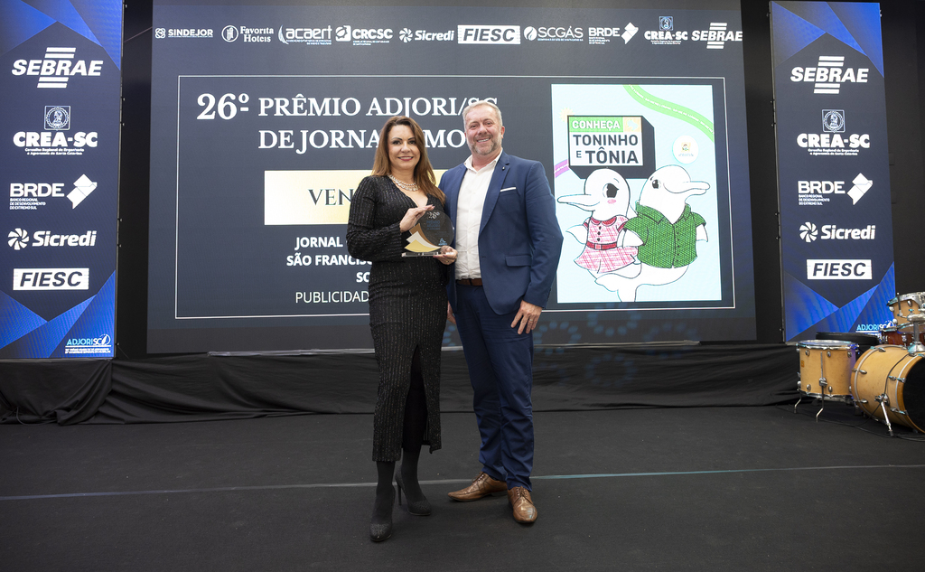 Jornal O Correio SC é premiado em evento estadual da Adjori/SC