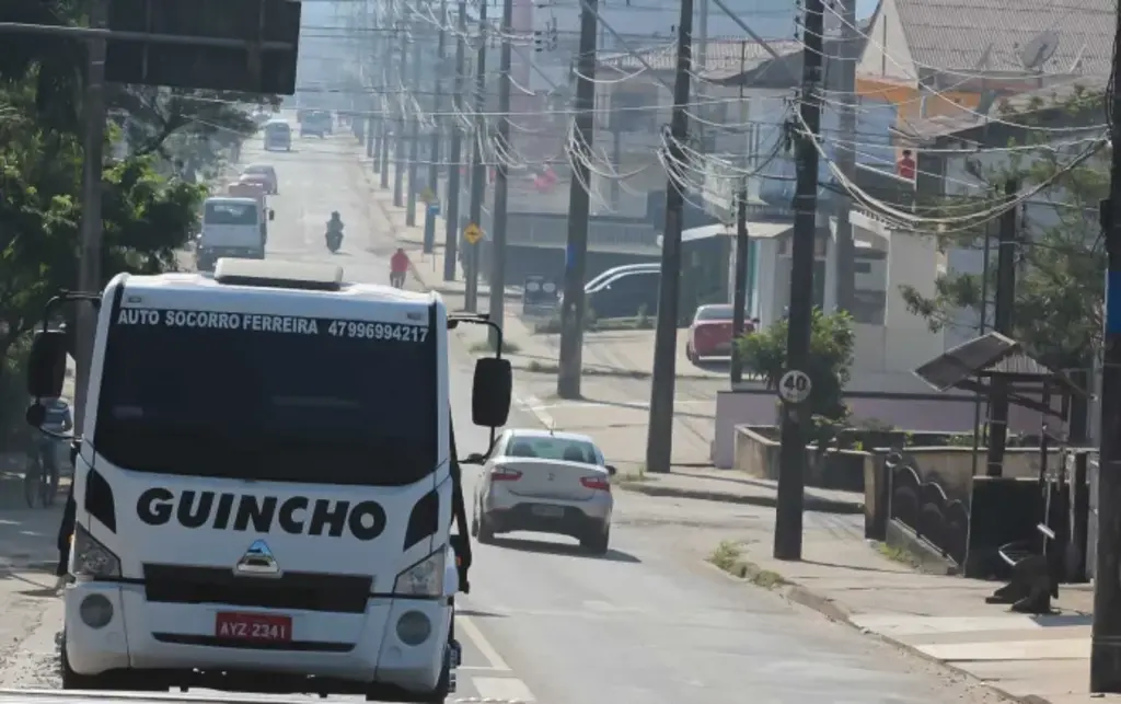 Motoristas de guincho são multados mesmo com autorização para usar faixa de ônibus em Joinville