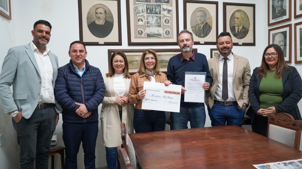 Adriana entrega emenda de R$ 300 mil para a Santa Casa