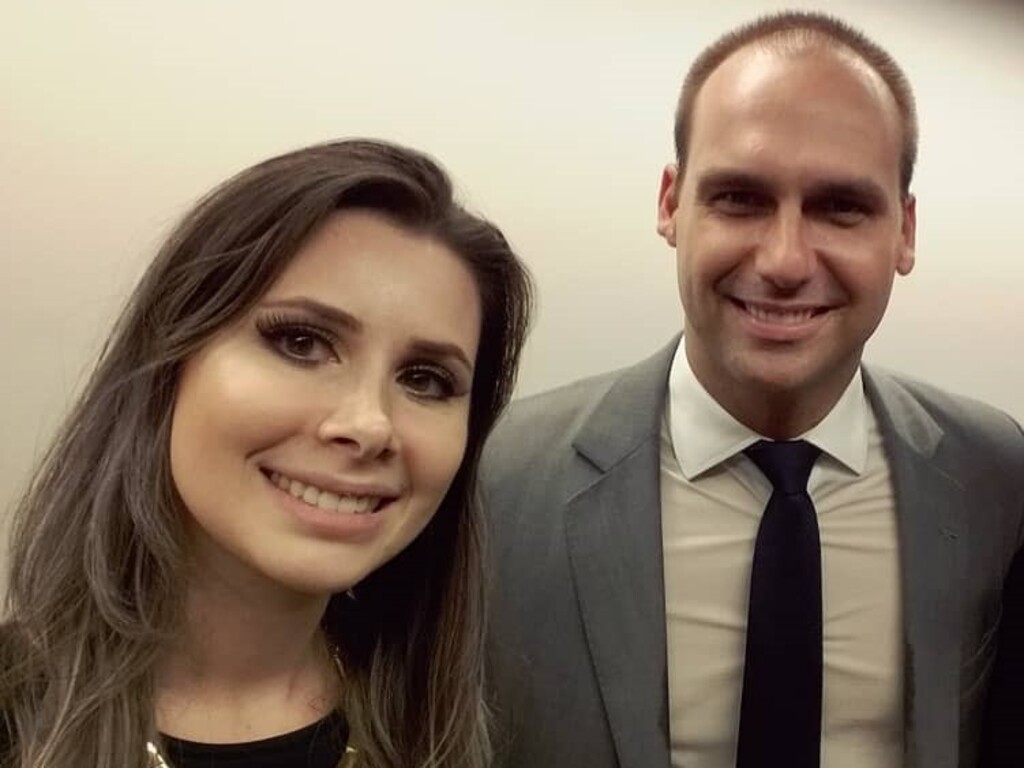 Carol De Toni abre mão da liderança da minoria para proteger mandato de Eduardo Bolsonaro