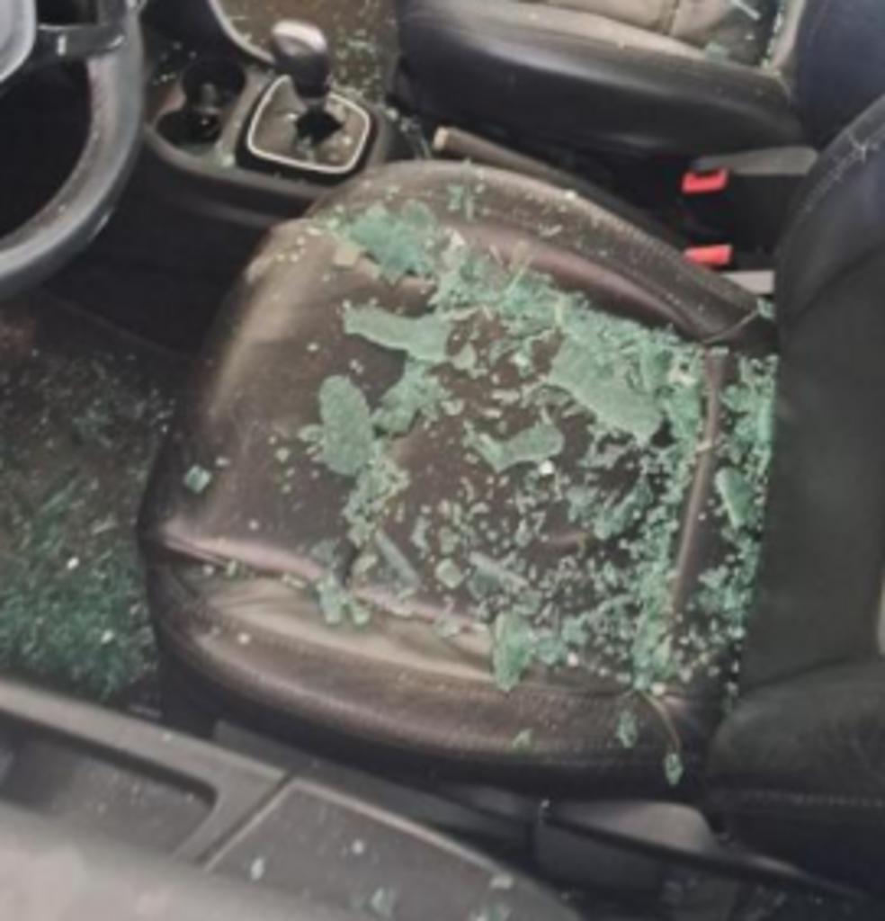 Homem é preso após ameaçar esposa de morte e quebrar vidro de carro em Timbó