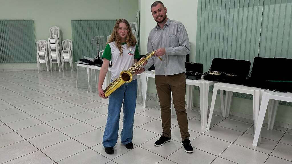 Banda municipal de Abdon Batista recebe novos instrumentos