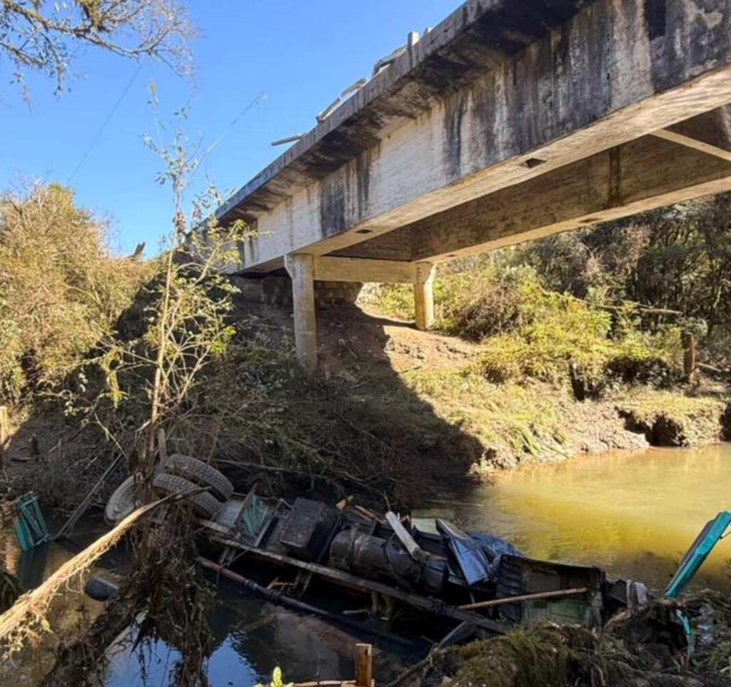 Caminhão cai no rio, motorista fica preso e morre