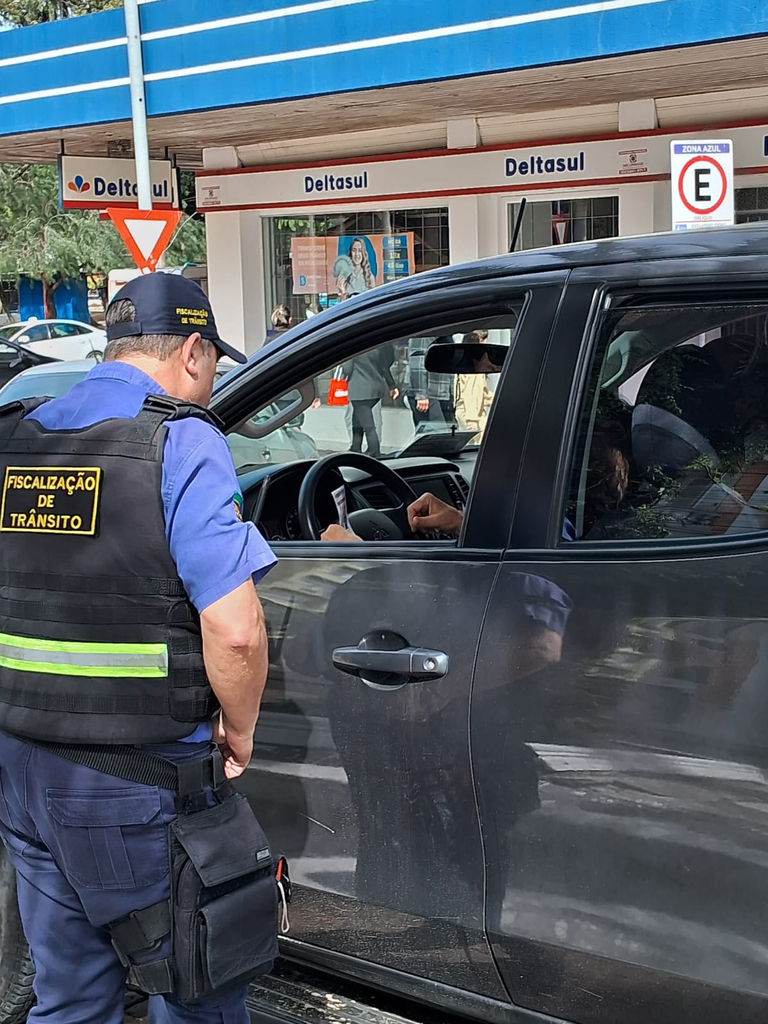 Semana Nacional do Trânsito começa com panfletagem