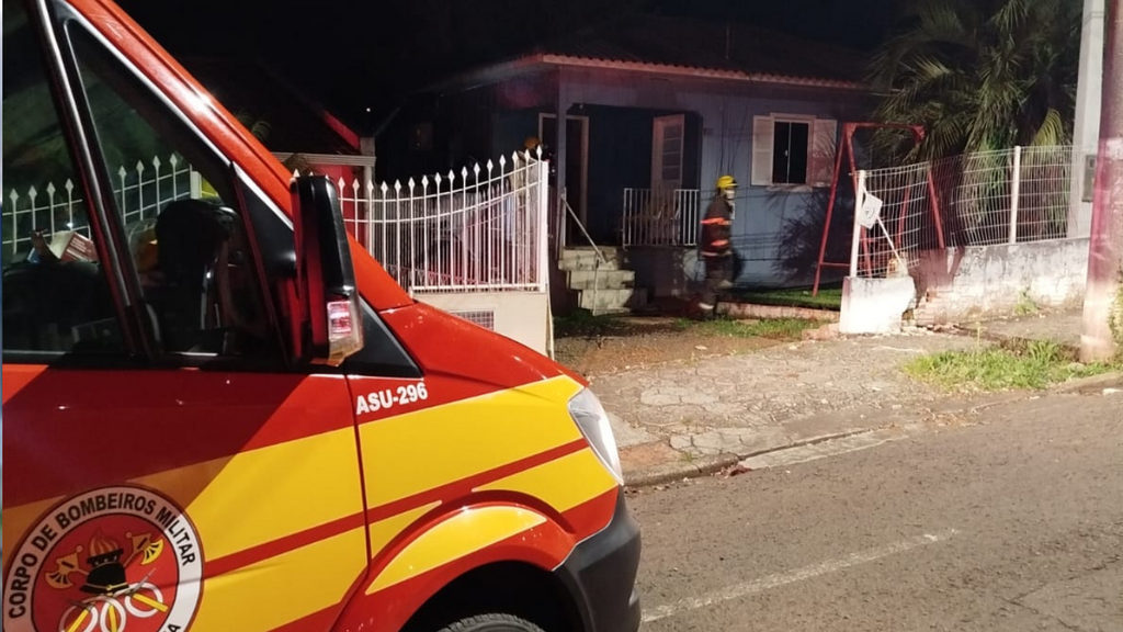 Bombeiros controlam princípio de incêndio em residência no bairro Jardim, em Maravilha