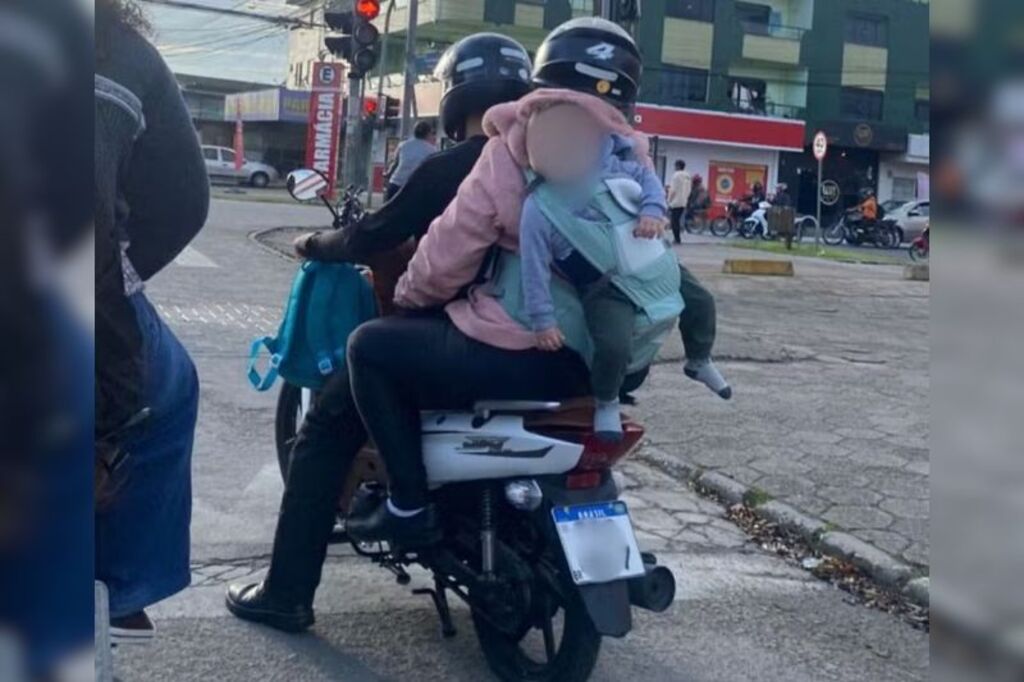 Bebê é flagrado sendo levado na garupa de moto sem capacete em SC